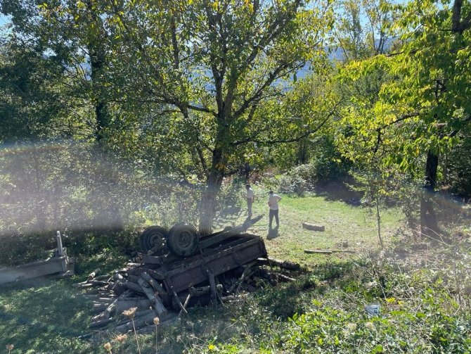 Rampada geri kaçan traktör devrildi: 3 yaralı