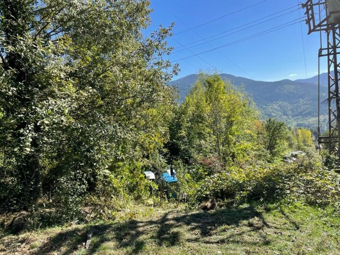 Rampada geri kaçan traktör devrildi: 3 yaralı