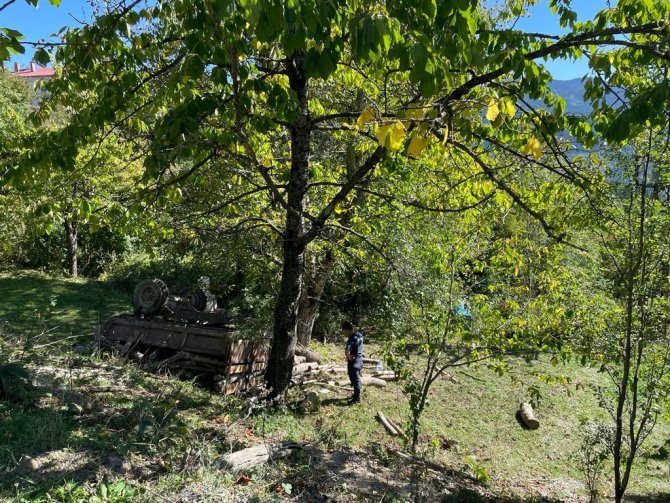 Rampada geri kaçan traktör devrildi: 3 yaralı