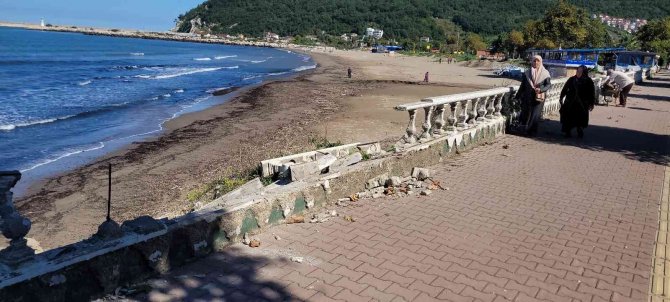 Sahildeki iş yerlerine ve korkuluklara zarar verdiler