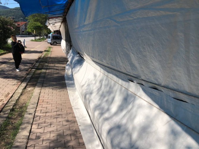 Sahildeki iş yerlerine ve korkuluklara zarar verdiler