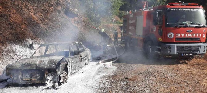 Servis aracıyla çarpışan taksi çıkan yangında metal yığınına döndü