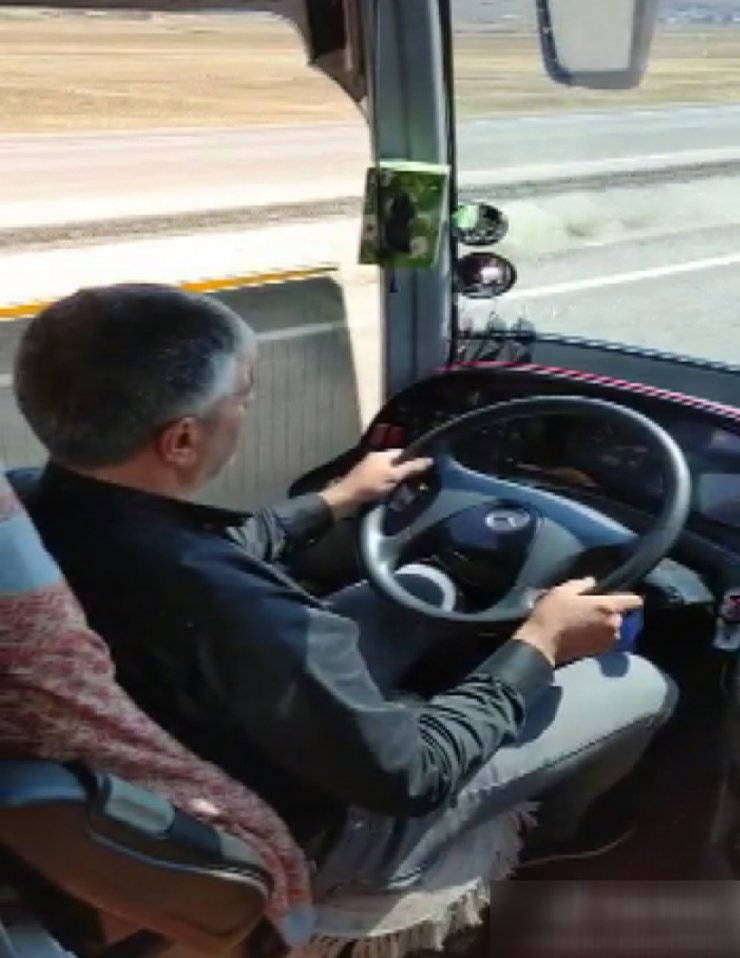 Seyir halindeki otobüsün şoförü ayağa kalkıp dans etti; o anlar kamerada