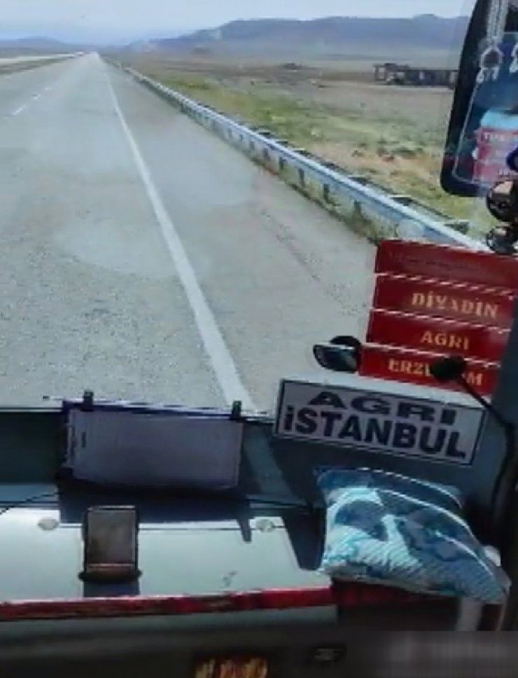 Seyir halindeki otobüsün şoförü ayağa kalkıp dans etti; o anlar kamerada