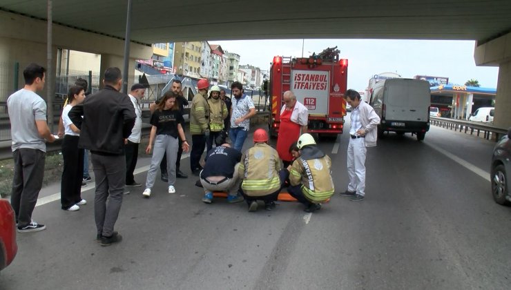 Üst geçitten düştüğü yolda otomobil çarptı
