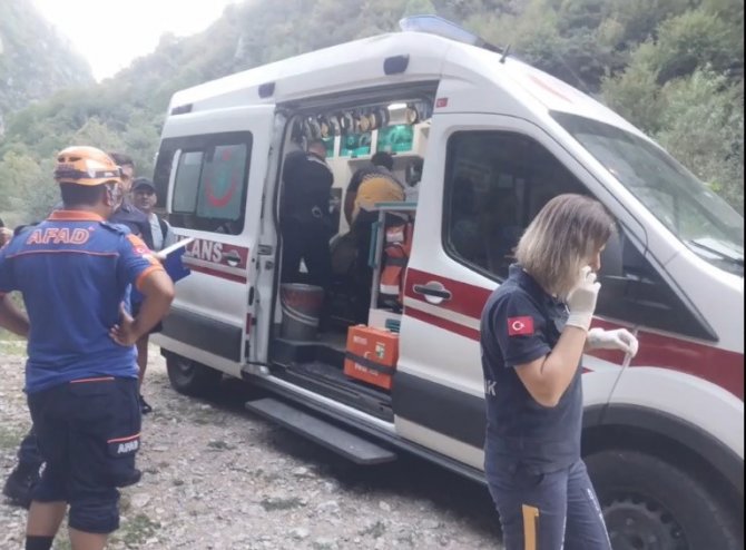 Yürüyüş için gittiği kanyonda omzu çıkan vatandaşa kurtarma operasyonu