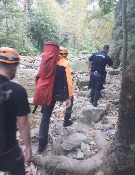 Yürüyüş için gittiği kanyonda omzu çıkan vatandaşa kurtarma operasyonu