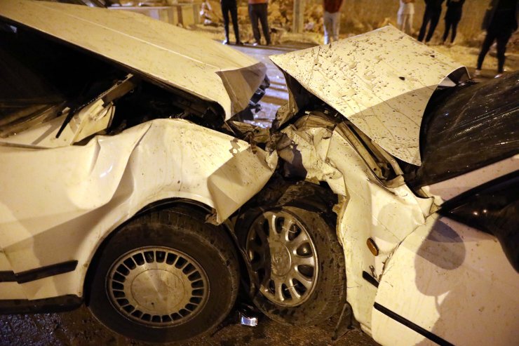 2 otomobil kafa kafaya çarpıştı: 2’si ağır 10 yaralı