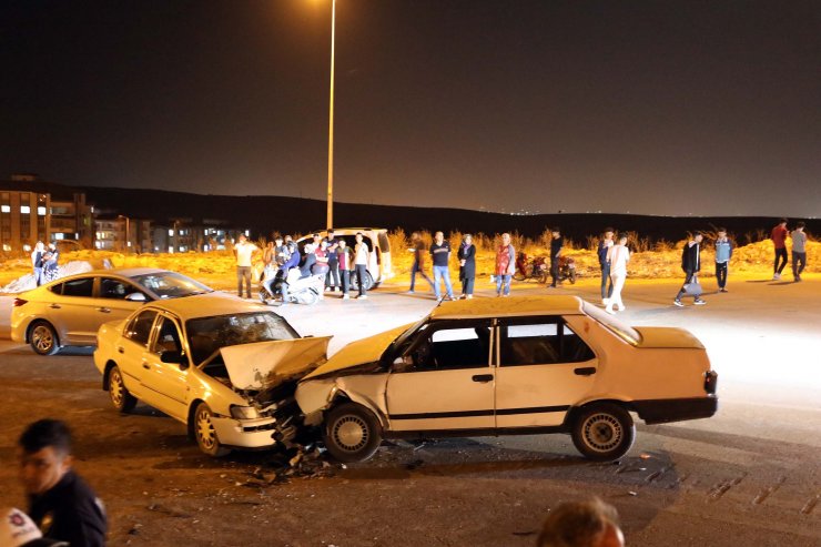 2 otomobil kafa kafaya çarpıştı: 2’si ağır 10 yaralı