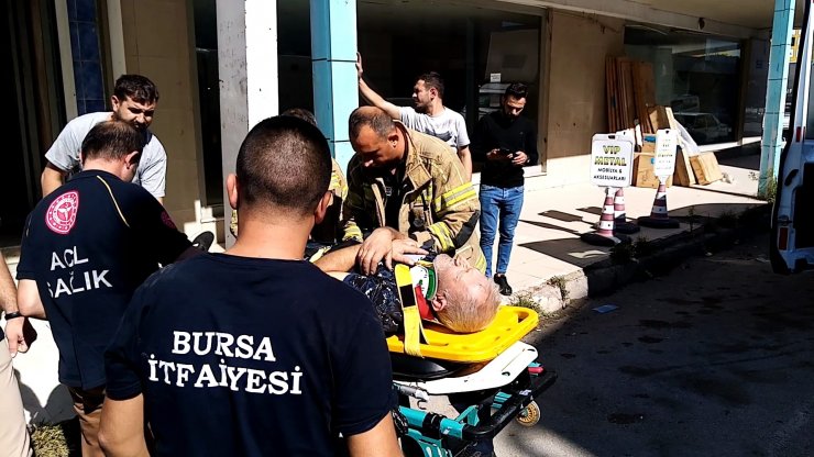 Asansördeki işçi 4'üncü kattan zemine düştü