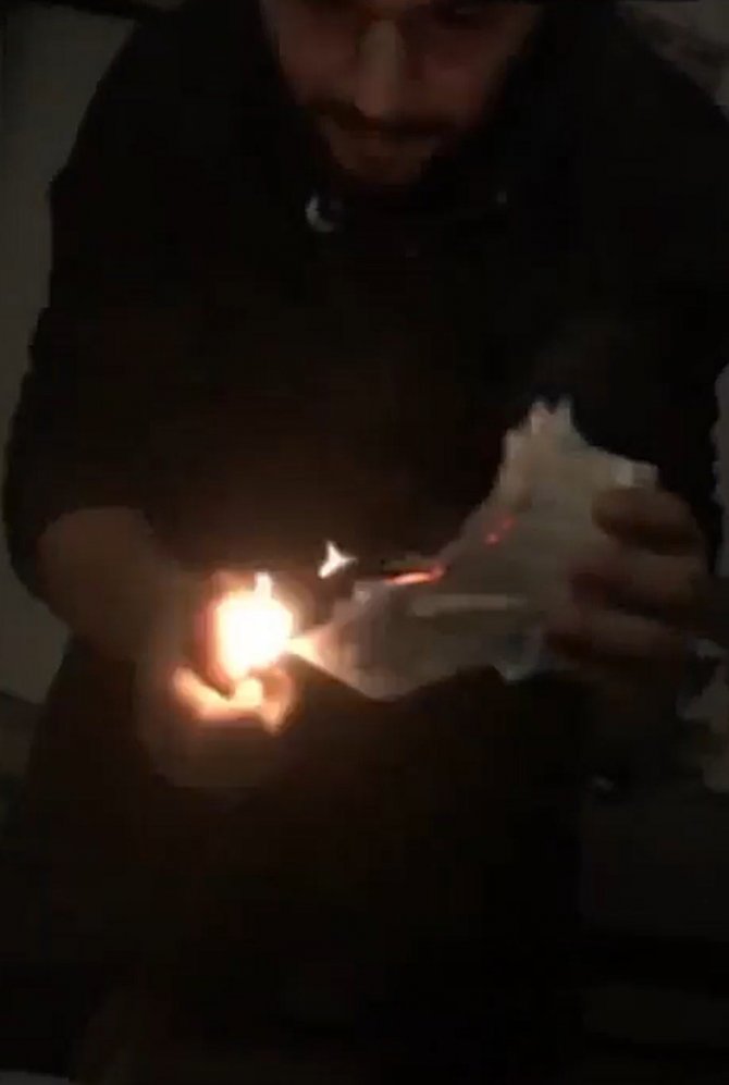 Büyük saygısızlık! İçki masasında Kur’an-ı Kerim’i yırtıp yaktılar, sosyal medyadan paylaştılar