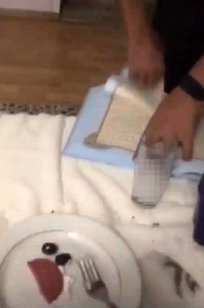 Büyük saygısızlık! İçki masasında Kur’an-ı Kerim’i yırtıp yaktılar, sosyal medyadan paylaştılar