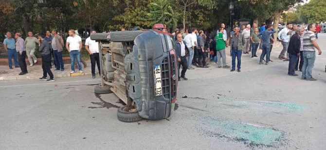Otomobille çarpışan hafif ticari araç devrildi