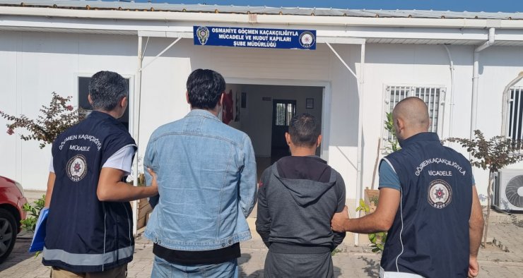 Polis ekiplerince durdurulan otomobilde 5 kaçak göçmen yakalandı