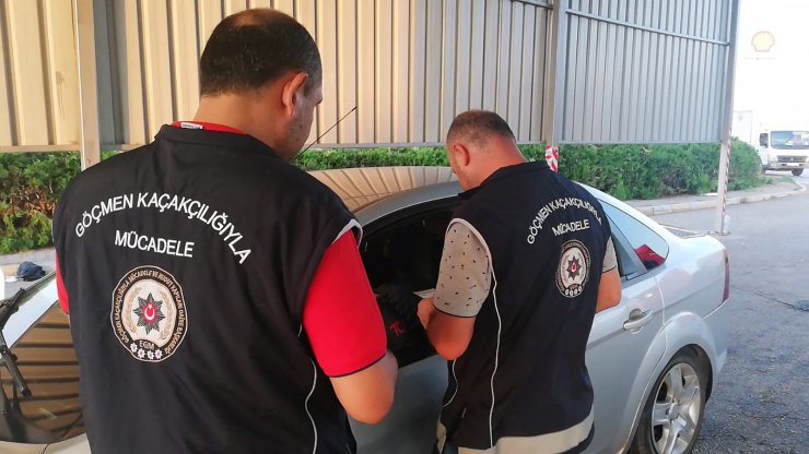 Polis ekiplerince durdurulan otomobilde 5 kaçak göçmen yakalandı