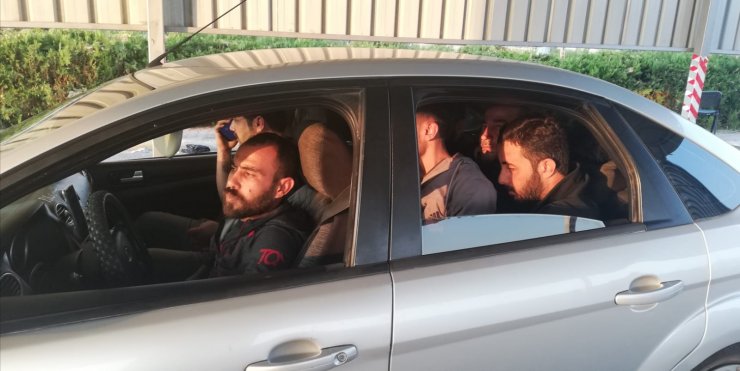 Polis ekiplerince durdurulan otomobilde 5 kaçak göçmen yakalandı