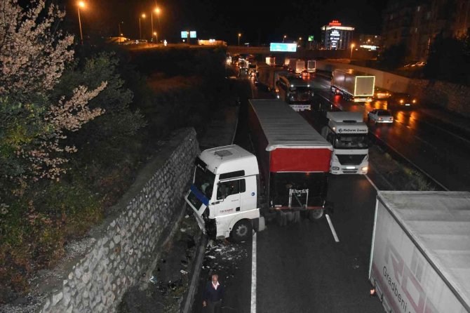 6 tır zincirleme kazaya karıştı