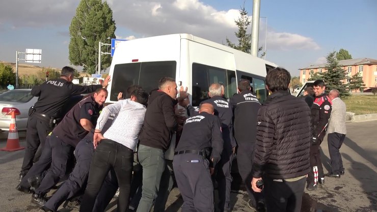 Asker ve öğretmenleri taşıyan servis araçları çarpıştı: 10 yaralı