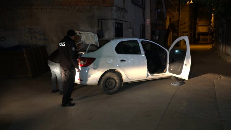 Ehliyetsiz otomobil hırsızı 30 kilometrelik takibin ardından kamyonetin altında yakalandı