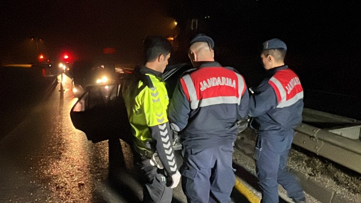 Ehliyetsiz sürücü polisten kaçarken kaza yaptı