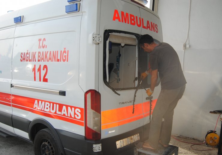 Hasta taşıyan ambulansa taşlı saldırı
