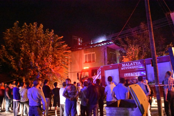 İki katlı evde çıkan yangında 2 kişi dumandan etkilendi