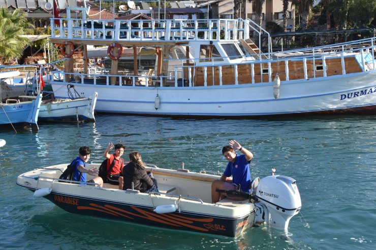 Okul için her gün 20 mil deniz, 6 kilometre kara yolculuğu yapıyorlar
