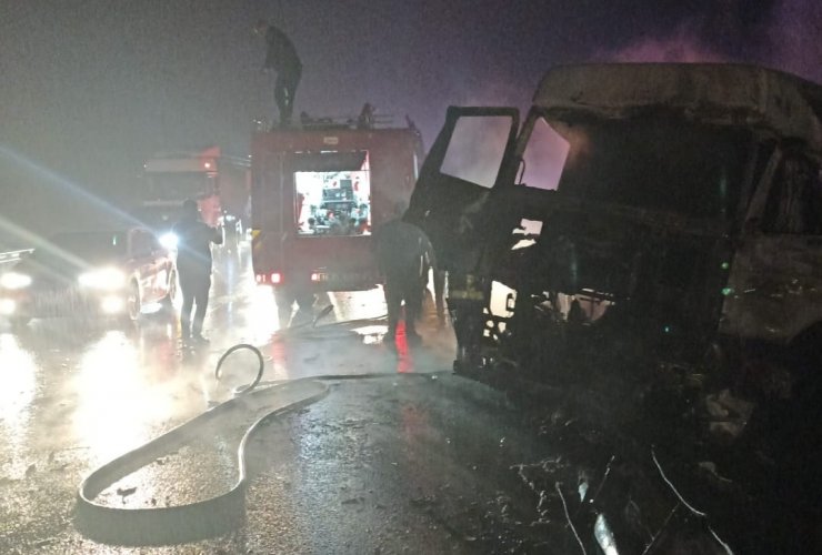 Seyir halinde yanarak bariyerlere çarpan TIR, hurda yığınına döndü