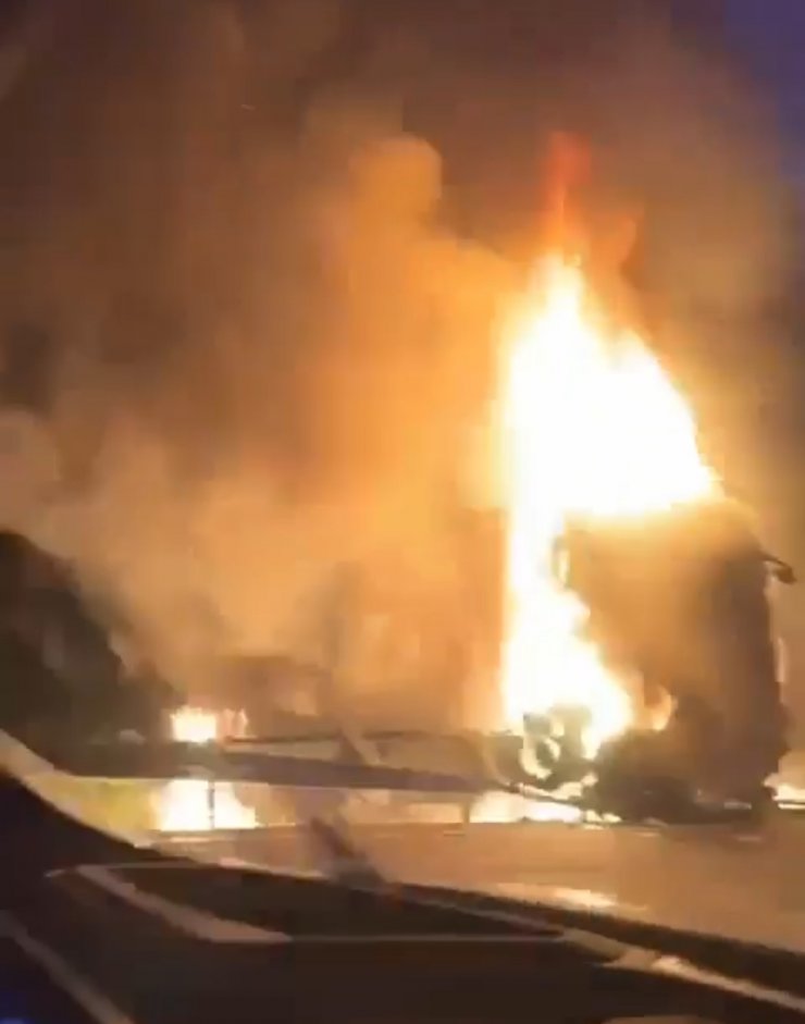 Seyir halinde yanarak bariyerlere çarpan TIR, hurda yığınına döndü