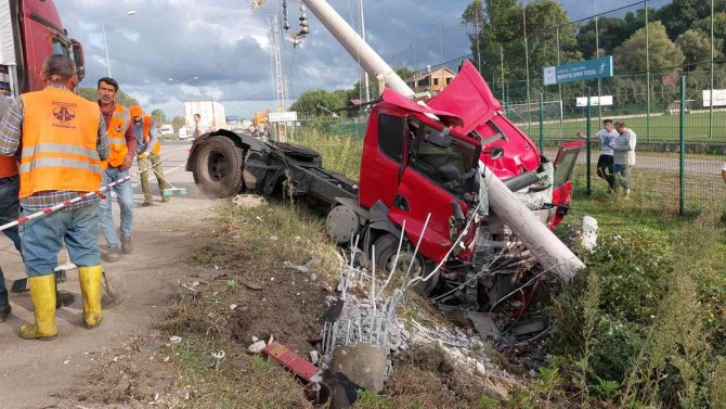 Zincirleme kazada tır elektrik direğine çarptı: 1 yaralı