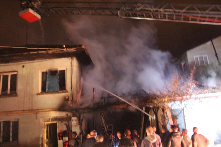 İş yeri yangını eve sıçradı; onlarca tavuk telef oldu