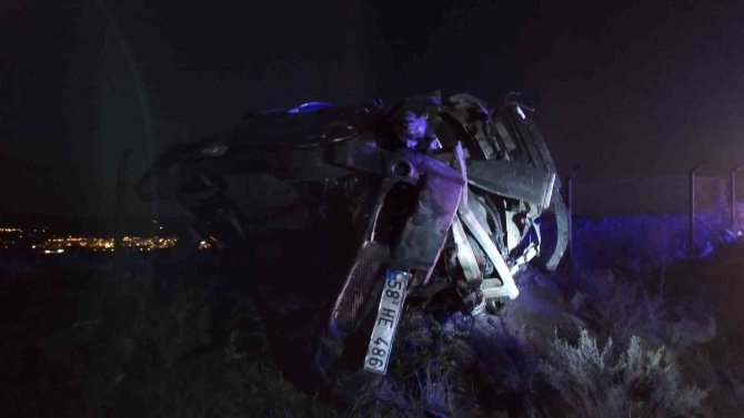 Takla atan araçtan fırlayan 3 kişi öldü