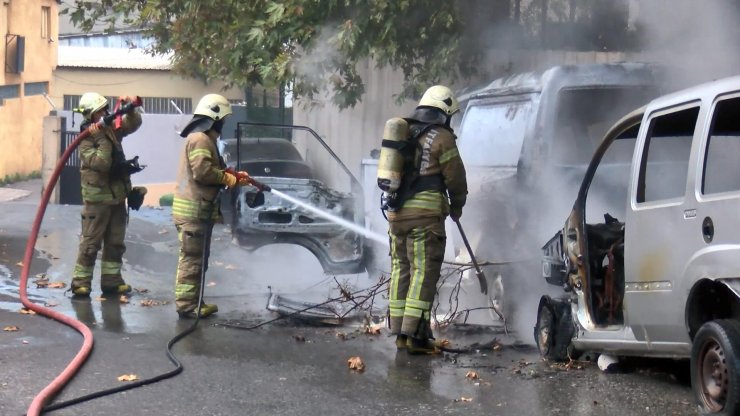 Ataşehir’de park halindeki 3 araç alev alev yandı