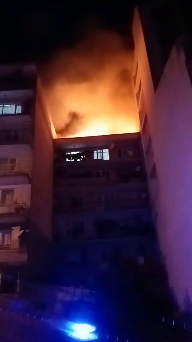 Bursa’da binanın çatısı alev alev yandı