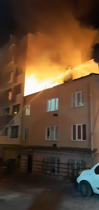 Bursa’da binanın çatısı alev alev yandı