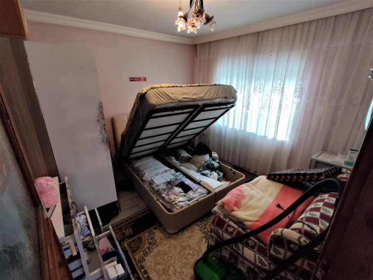 Hastanede tedavi görürken eve hırsız girdi