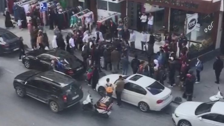 Kardeşini okuldan almaya giden kadını bir hafta boyunca sözlü taciz ettiği ileri sürülen şüpheliye çevredekiler saldırdı