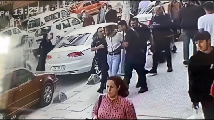 Kardeşini okuldan almaya giden kadını bir hafta boyunca sözlü taciz ettiği ileri sürülen şüpheliye çevredekiler saldırdı