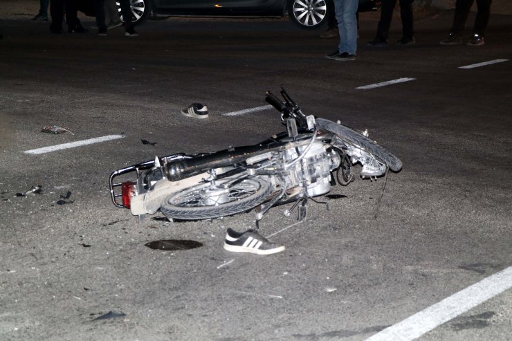 Otomobil ile motosiklet çarpıştı, motosikletin kasksız sürücüsü 18 yaşındaki Ziya öldü