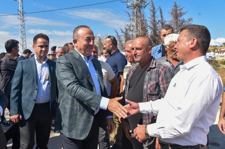 Çavuşoğlu'ndan Manavgat yangınında en çok zarar gören mahalleye ziyaret