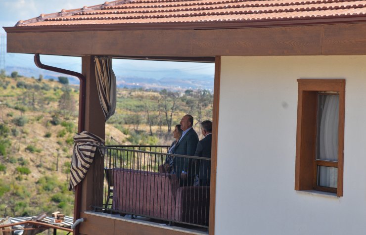 Çavuşoğlu'ndan Manavgat yangınında en çok zarar gören mahalleye ziyaret