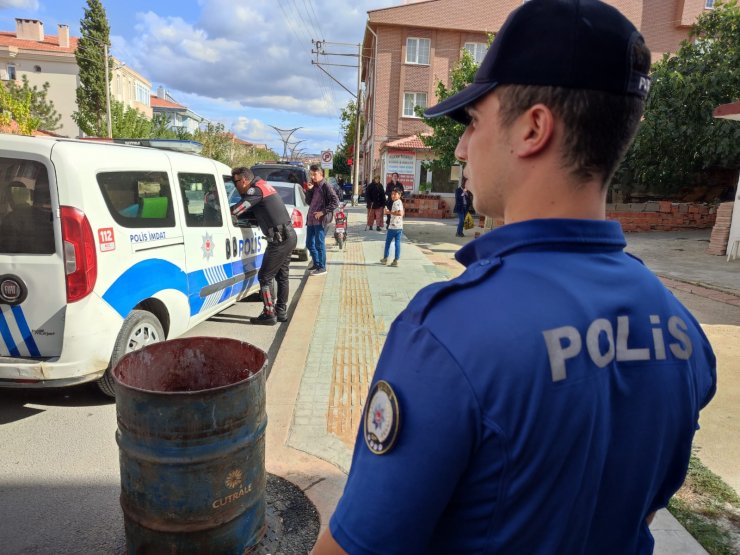 Eski erkek arkadaşını sokakta çakıyla yaralayıp, kendini ihbar etti