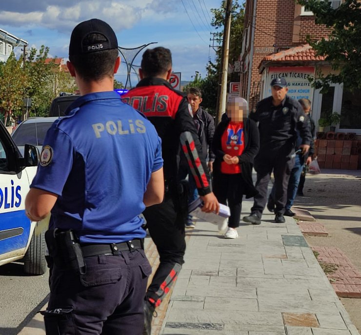 Eski erkek arkadaşını sokakta çakıyla yaralayıp, kendini ihbar etti