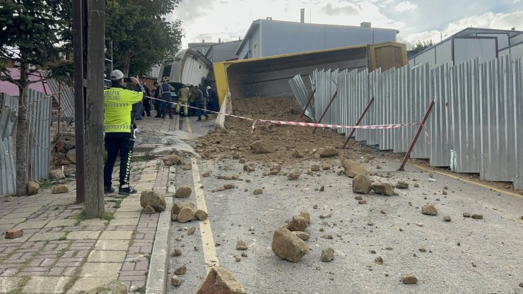 Hafriyat kamyonu otomobilin üzerine devrildi