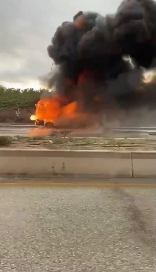 Hareket halindeki servis midibüsü alev alev yandı