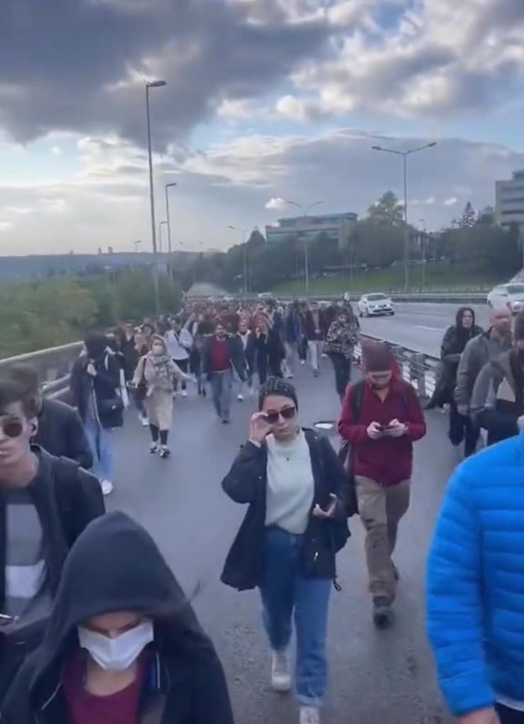 Metrobüs arıza yaptı, yolcular durağa yürüyerek gitti