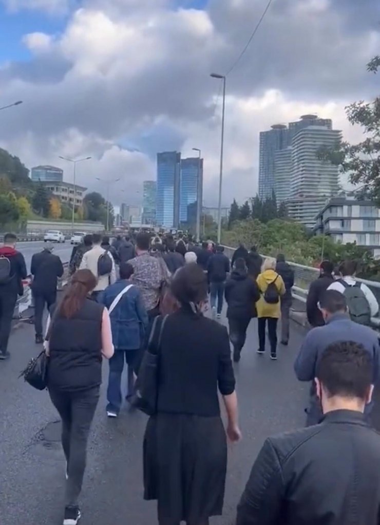 Metrobüs arıza yaptı, yolcular durağa yürüyerek gitti
