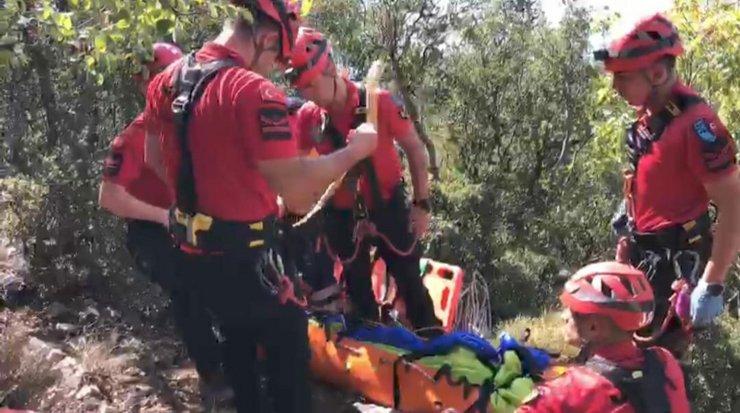 Yamaç paraşütü yapan Rus turist, kayalıklara düşüp öldü