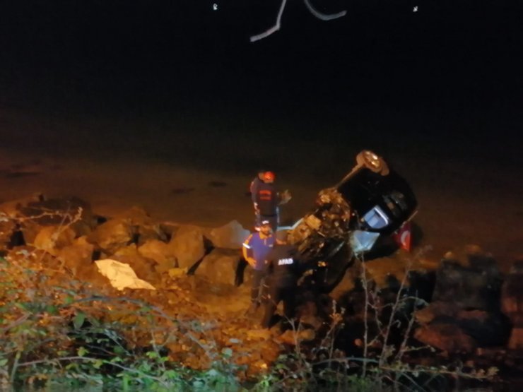 Araç kayalıklara uçtu: 1 ölü, 3 yaralı