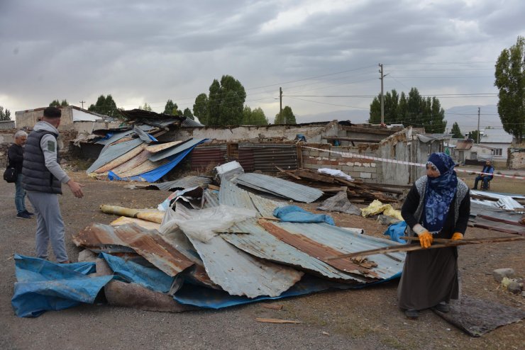 Erzurum'da hortum; çatılar uçtu